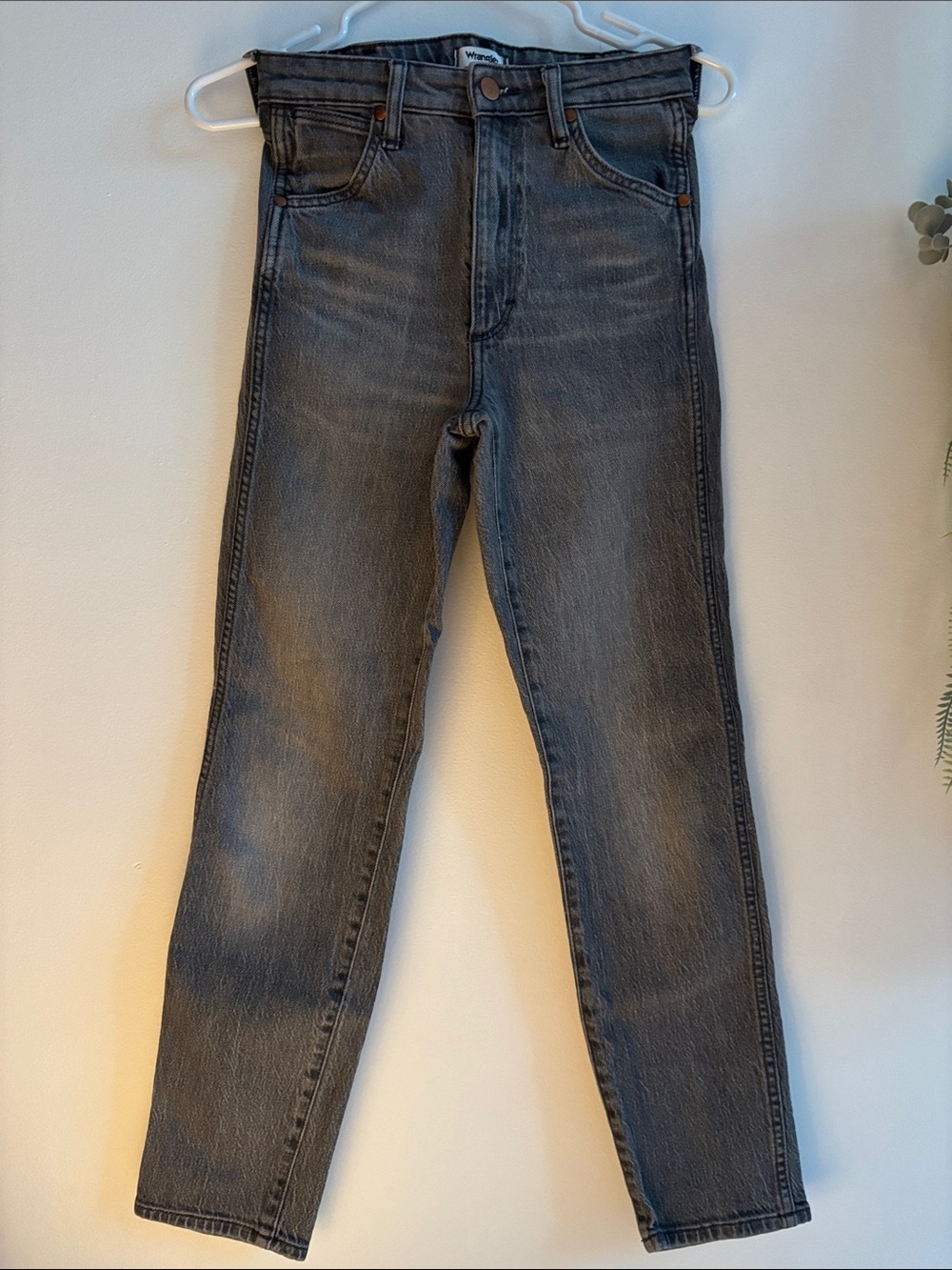 Wrangler Woman’s Walker Straight Leg Gray Jeans Size 25